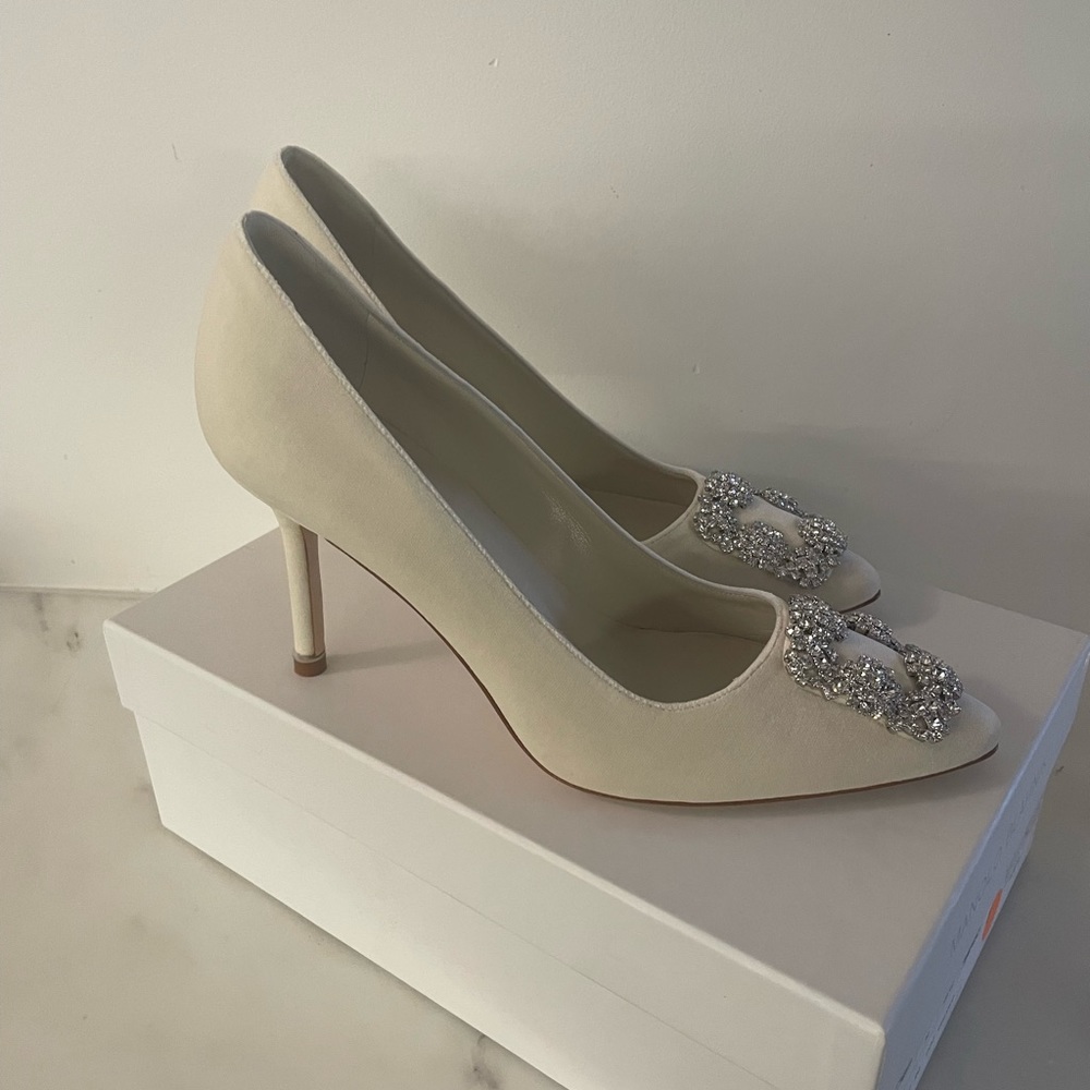 Manolo Blahnik Ivory Velvet Hangisi Pumps